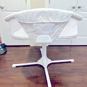 HALO bassinest twin sleeper w/pads and sheets